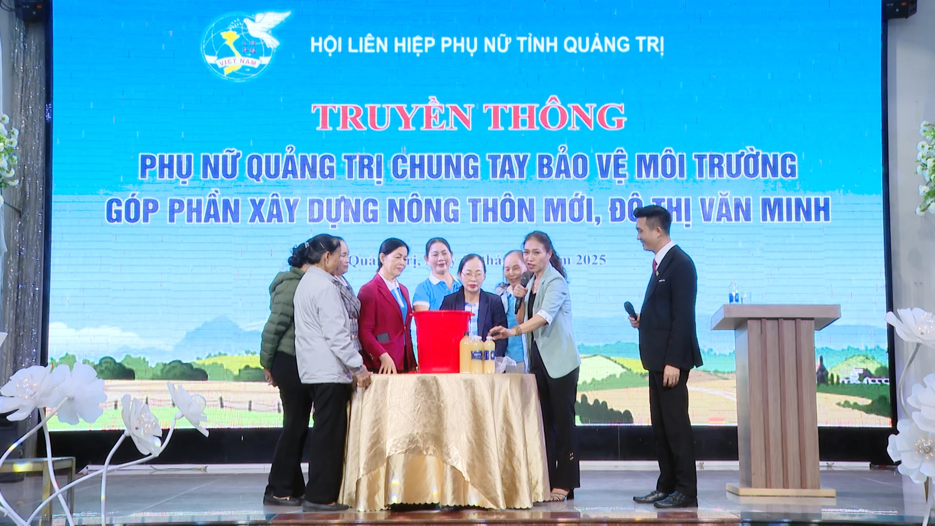 សមាជិកសមាគមនារីចែករំលែកពីរបៀបប្រើប្រាស់អតិសុខុមប្រាណដើមកំណើតដើម្បីកែច្នៃកាកសំណល់សរីរាង្គនៅផ្ទះ - រូបថត៖ K.H