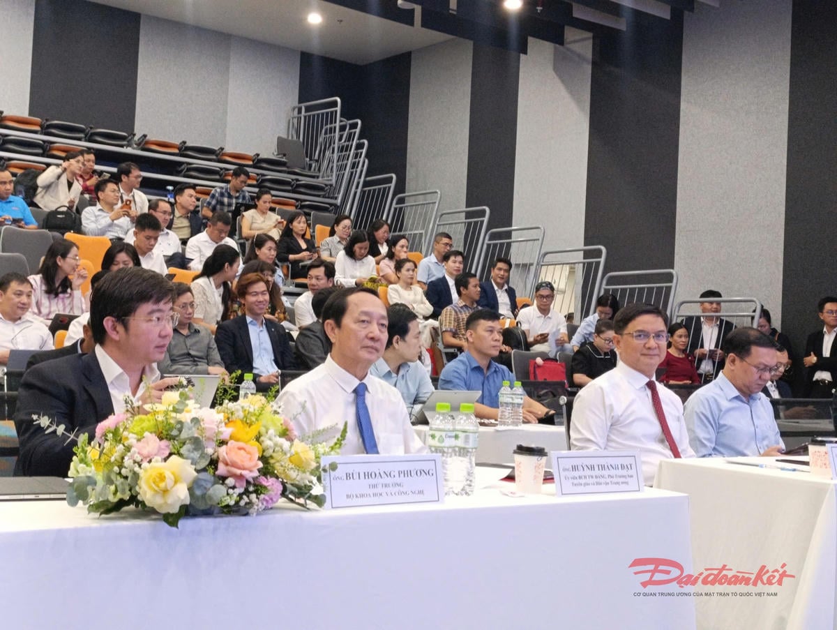 ថ្នាក់ដឹកនាំ​នៃ​មជ្ឈិម និង​ទីក្រុង​ហូជីមិញ​បាន​ចូលរួម​សិក្ខាសាលា។ រូបថត៖ ហុង ភុក។