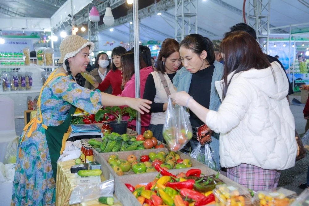 រយៈពេលប្រាំថ្ងៃនៃការតាំងពិព័រណ៍ផលិតផលកសិកម្ម និងម្ហូបអាហារដែលមានសុវត្ថិភាពពីខេត្តថាញ់ហ័រ៖ ការលក់បានឈានដល់ប្រហែល ១៩,៥ ពាន់លានដុង។