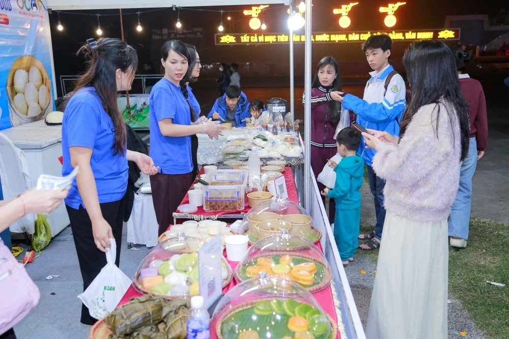 រយៈពេលប្រាំថ្ងៃនៃការតាំងពិព័រណ៍ផលិតផលកសិកម្ម និងម្ហូបអាហារដែលមានសុវត្ថិភាពពីខេត្តថាញ់ហ័រ៖ ការលក់បានឈានដល់ប្រហែល ១៩,៥ ពាន់លានដុង។