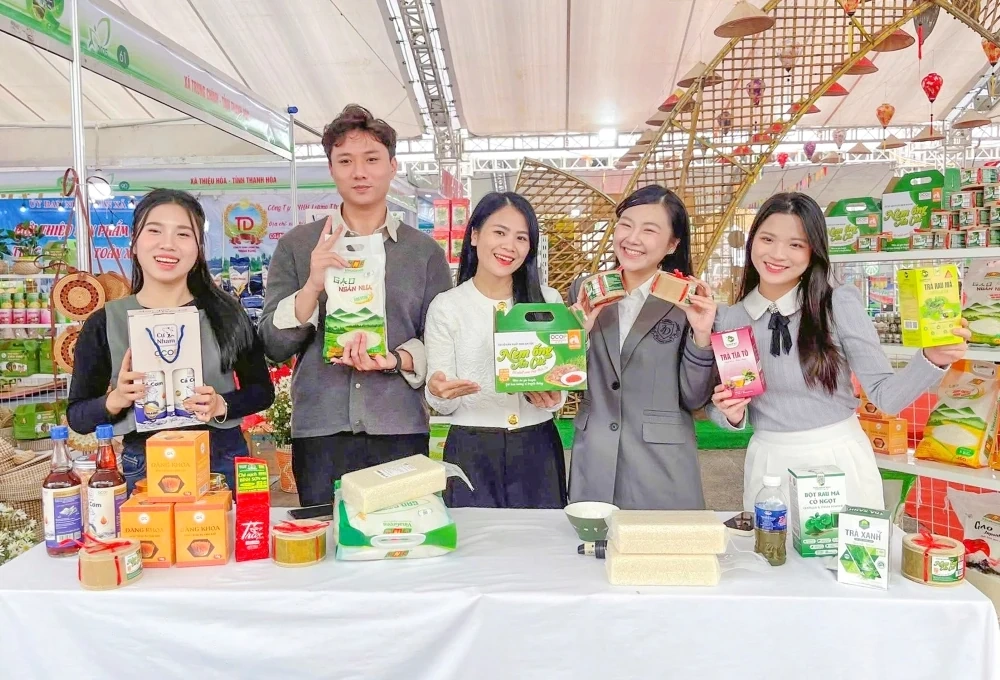 រយៈពេលប្រាំថ្ងៃនៃការតាំងពិព័រណ៍ផលិតផលកសិកម្ម និងម្ហូបអាហារដែលមានសុវត្ថិភាពពីខេត្តថាញ់ហ័រ៖ ការលក់បានឈានដល់ប្រហែល ១៩,៥ ពាន់លានដុង។
