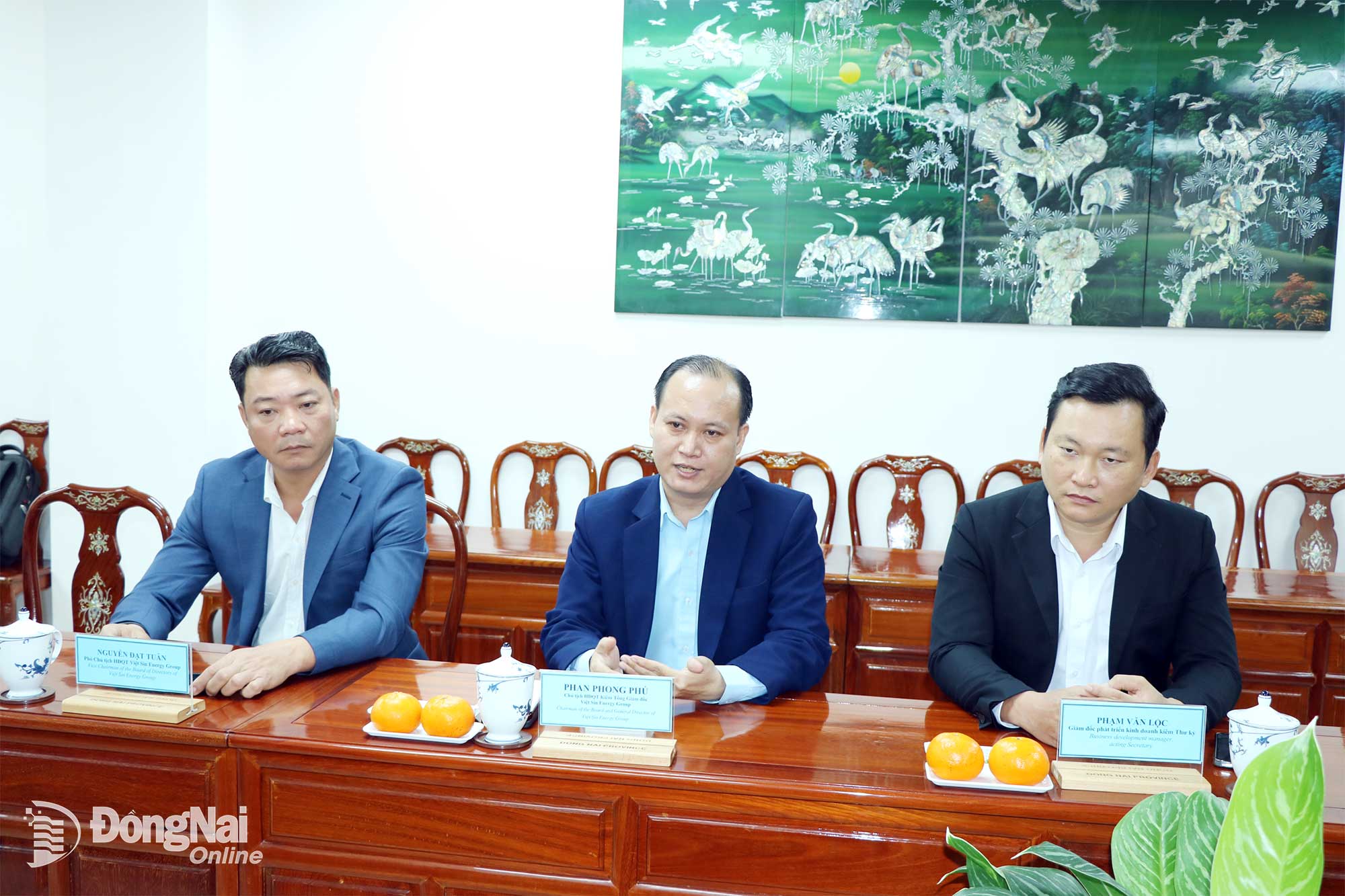 ভিয়েত সিন এনার্জি গ্রুপ জয়েন্ট স্টক কোম্পানির নেতারা কোম্পানির উন্নয়নের দিকনির্দেশনা ভাগ করে নেন। ছবি: ভুওং দ্য।