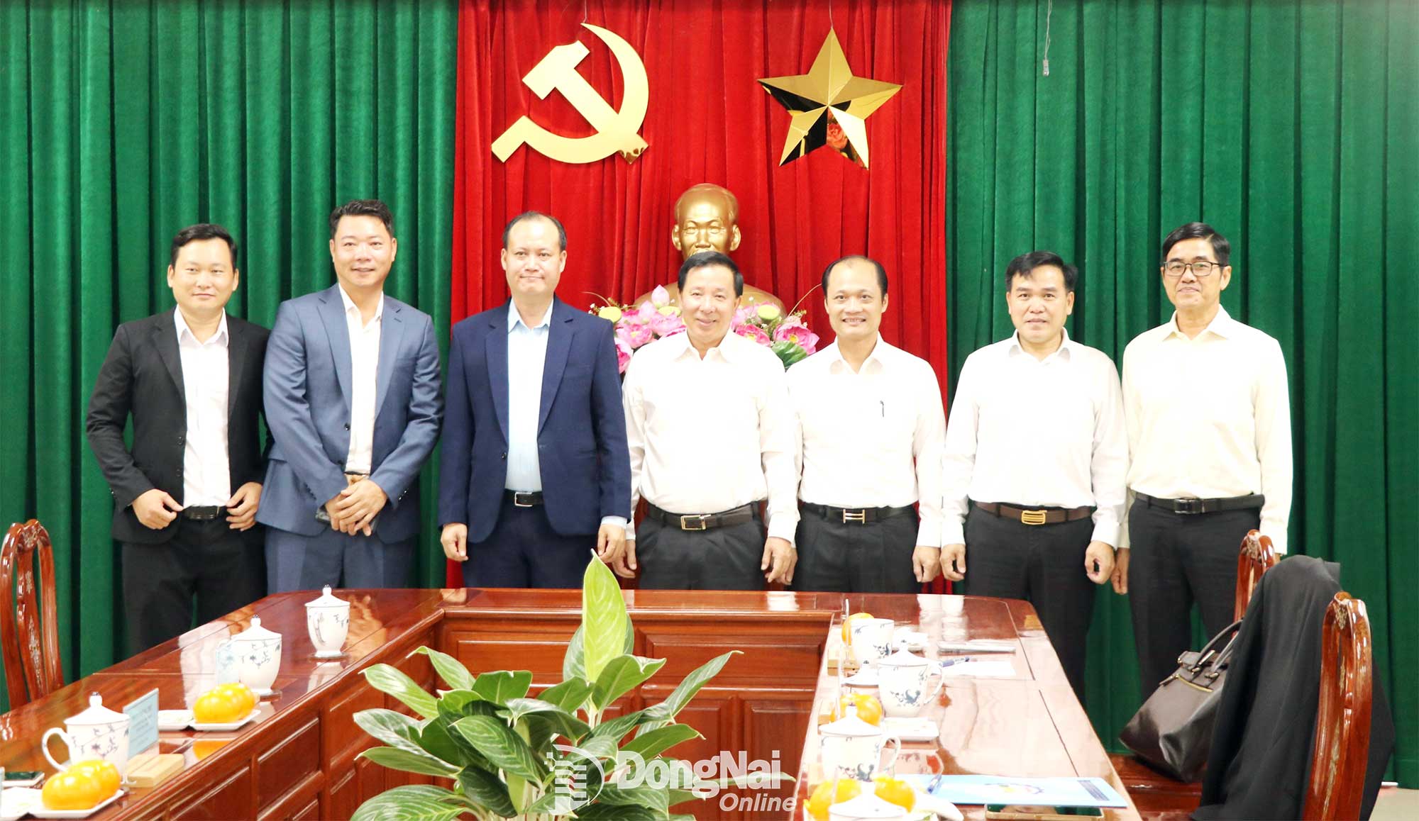 দং নাই প্রদেশের নেতারা ব্যবসায়িক প্রতিনিধিদের সাথে একটি স্মারক ছবির জন্য পোজ দিচ্ছেন। ছবি: ভুওং দ্য।