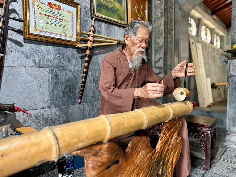 Správce chrámu „vypráví příběh“ dědictví prostřednictvím lidové hudby – foto 2