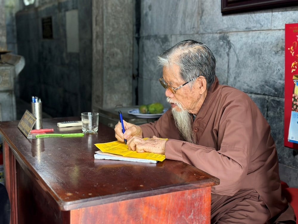 Správce chrámu „vypráví příběh“ dědictví prostřednictvím lidové hudby – foto 3
