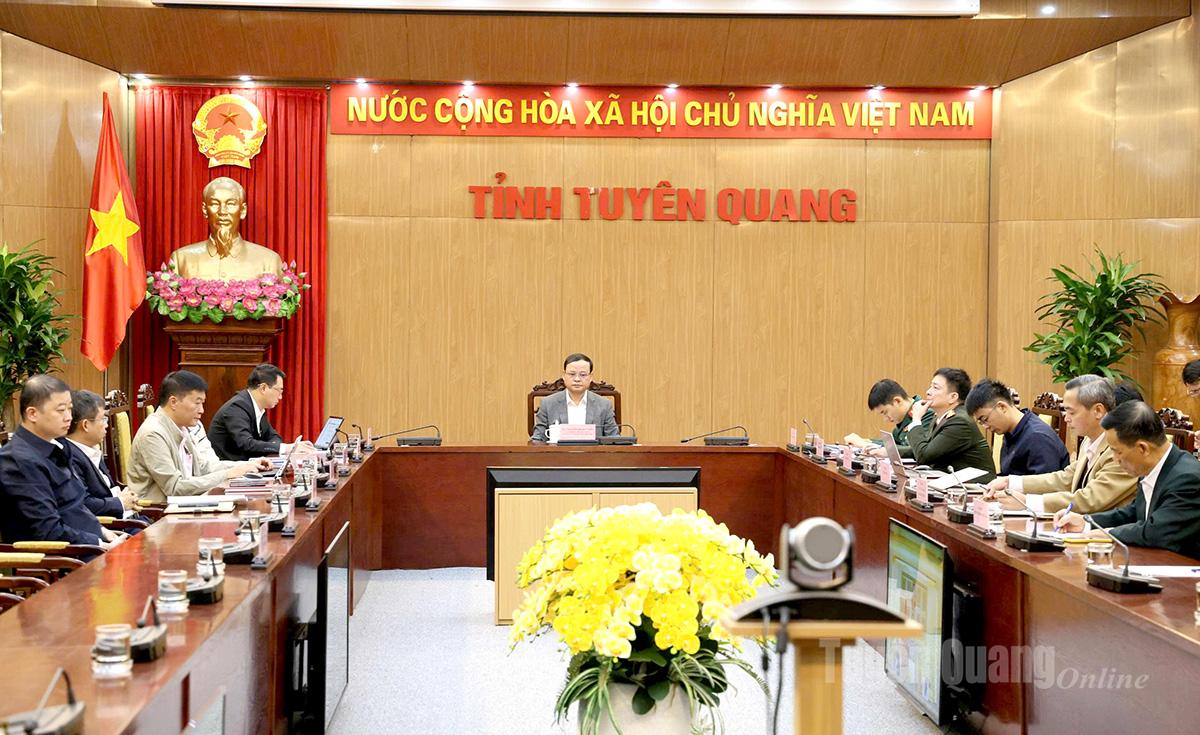 សមមិត្ត ង្វៀន ម៉ាញ ទួន សមាជិកគណៈកម្មាធិការអចិន្ត្រៃយ៍នៃគណៈកម្មាធិការបក្សខេត្ត អនុប្រធានអចិន្ត្រៃយ៍នៃគណៈកម្មាធិការបក្សខេត្ត រួមជាមួយគណៈប្រតិភូបានចូលរួមសន្និសីទនៅសាខាខេត្តត្វៀនក្វាង។