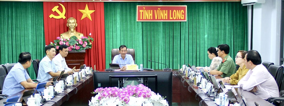 អនុប្រធានអចិន្ត្រៃយ៍នៃគណៈកម្មាធិការប្រជាជនខេត្ត លោក Dang Van Chinh រួមជាមួយថ្នាក់ដឹកនាំនៃនាយកដ្ឋាន និងស្ថាប័នផ្សេងៗ បានចូលរួមក្នុងកិច្ចប្រជុំនេះ។