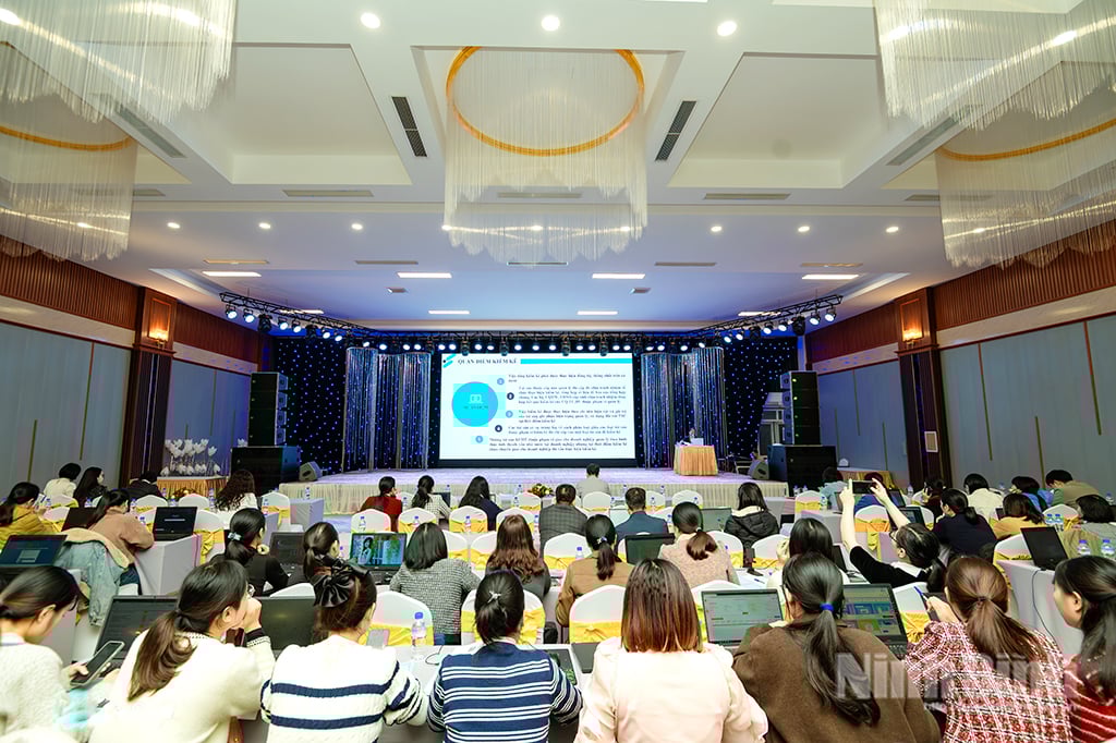 ឈុតឆាកនៅឯសន្និសីទ។