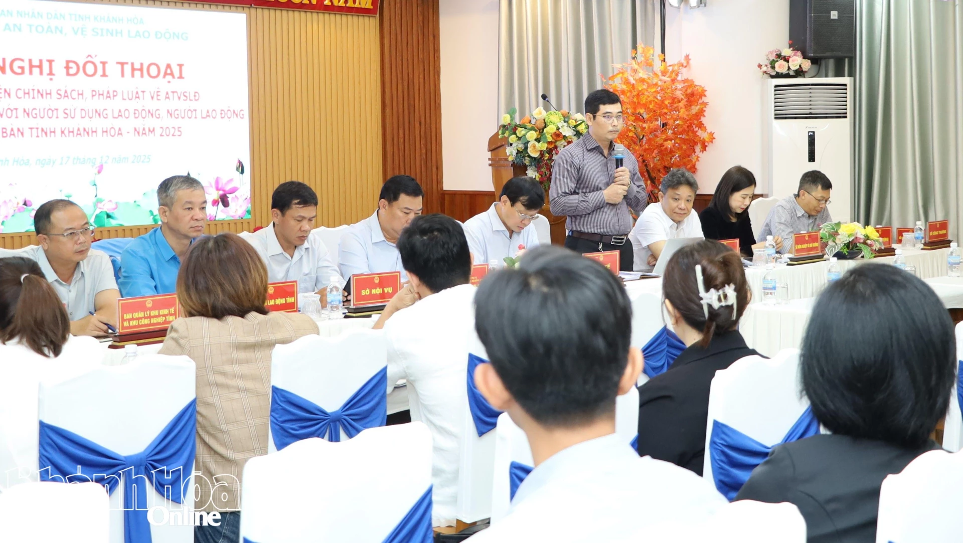 ຕົວແທນຈາກກະຊວງສາທາລະນະສຸກໄດ້ຕອບຄຳຖາມຫຼາຍໆຂໍ້ຈາກທຸລະກິດຕ່າງໆ.