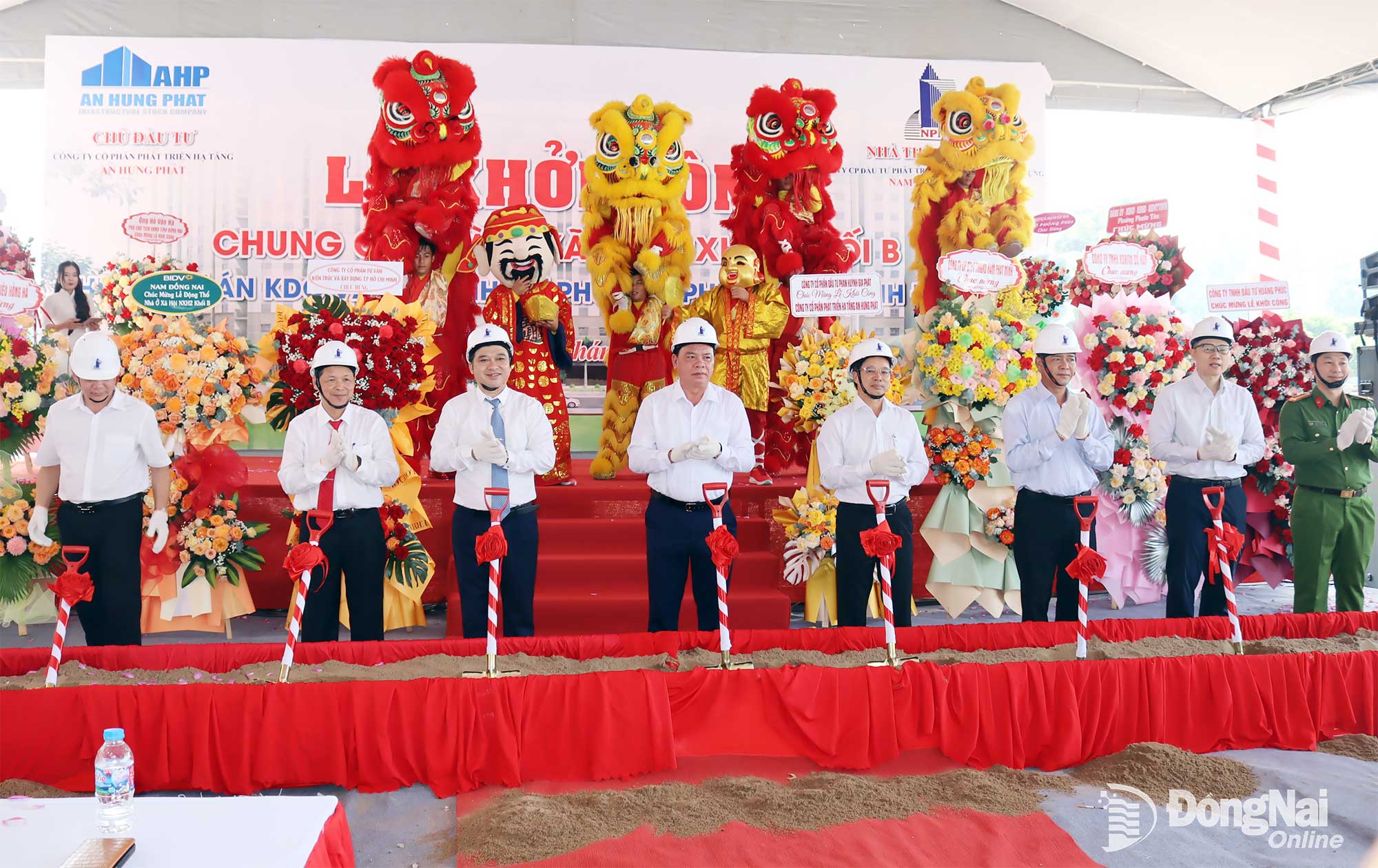 ថ្នាក់ដឹកនាំនៃគណៈកម្មាធិការបក្សខេត្ត គណៈកម្មាធិការប្រជាជនខេត្ត អ្នកវិនិយោគ និងអ្នកម៉ៅការ បានធ្វើពិធីបើកការដ្ឋានសាងសង់អង្គភាពលំនៅដ្ឋានសង្គមចំនួន ៤១៦។ រូបថត៖ ហួងឡុក។