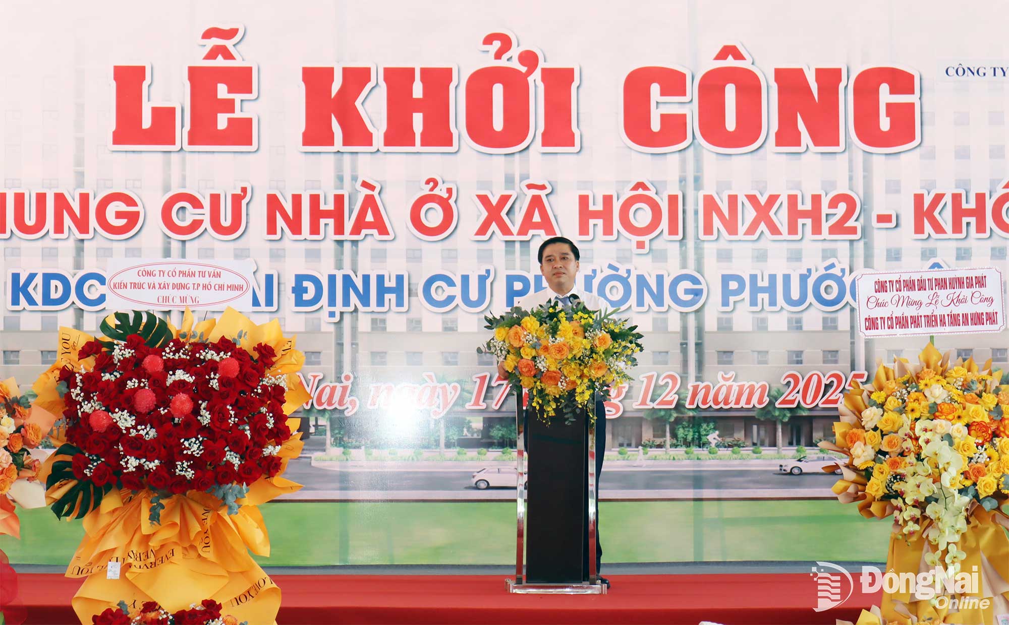លោក ហូ វ៉ាន់ហា សមាជិកគណៈកម្មាធិការបក្សខេត្ត និងជាអនុប្រធានគណៈកម្មាធិការប្រជាជនខេត្តដុងណៃ ថ្លែងសុន្ទរកថាក្នុងពិធីបើកការដ្ឋានសាងសង់។ រូបថត៖ ហួង ឡុក។