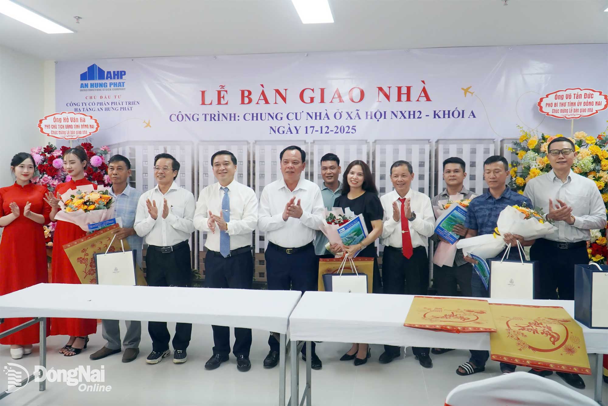 ថ្នាក់ដឹកនាំនៃគណៈកម្មាធិការបក្សខេត្ត គណៈកម្មាធិការប្រជាជនខេត្ត និងអ្នកវិនិយោគអបអរសាទរគ្រួសារដែលទទួលបានអង្គភាពលំនៅដ្ឋានសង្គមរបស់ពួកគេ។ រូបថត៖ ហួងឡុក