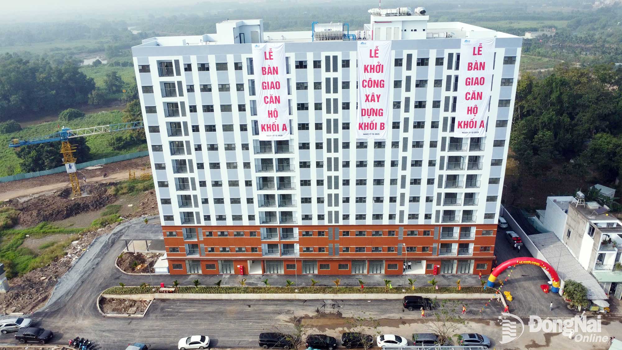 ប្លុក A នៃ​អគារ​លំនៅឋាន​សង្គម NXH2 ដែល​ជា​ផ្នែក​មួយ​នៃ​គម្រោង​លំនៅឋាន និង​ការ​តាំង​ទីលំនៅ​ថ្មី​ក្នុង​សង្កាត់​ភឿកតឹន ខេត្ត​ដុងណៃ ត្រូវ​បាន​បញ្ចប់​ការ​សាងសង់ និង​ប្រគល់​ជូន​អ្នក​ទិញ។ រូបថត៖ ហ័ងឡុក