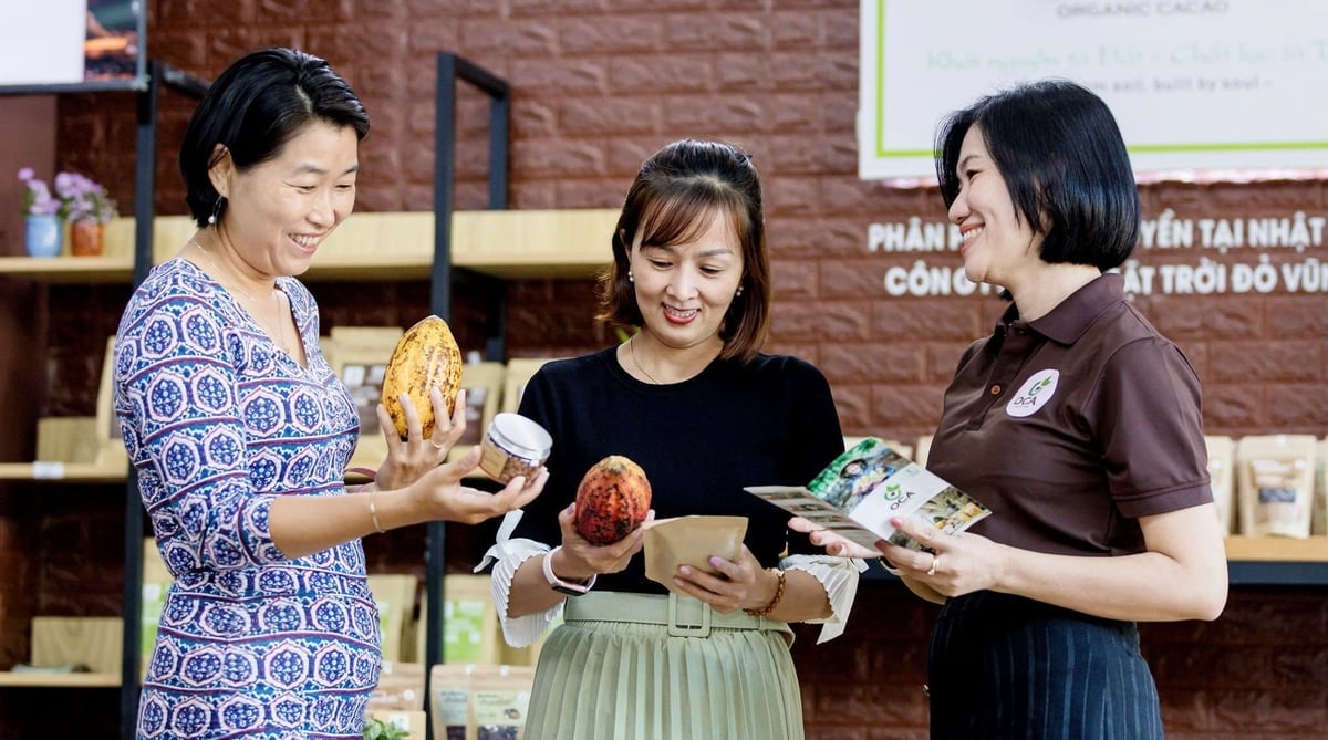 Khách tham quan, tìm hiểu sản phẩm chế biến từ ca cao của Công ty TNHH OCA Việt Nhật. Ảnh: Vân Anh.