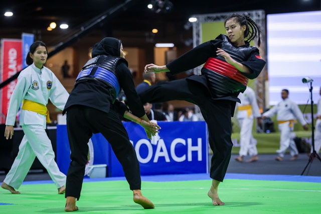 រូបភាពដ៏រំជួលចិត្តរបស់អ្នកសិល្បៈក្បាច់គុនវៀតណាមដែលកំពុងព្យាបាលម្រាមជើងរបស់នាងដោយខ្លួនឯងដោយសារតែសរសៃចងសរសៃពួរ ហើយបន្តប្រយុទ្ធ - រូបថតទី 1។ Xúc động hình ảnh nữ võ sĩ Việt Nam tự nắn ngón chân vì giãn dây chằng, tiếp tục chiến đấu- Ảnh 1.