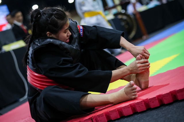 រូបភាពដ៏រំជួលចិត្តរបស់អ្នកសិល្បៈក្បាច់គុនវៀតណាមដែលកំពុងព្យាបាលម្រាមជើងរបស់នាងដោយខ្លួនឯងដោយសារតែសរសៃចងសរសៃពួរ ហើយបន្តប្រយុទ្ធ - រូបថតទី ៦។ Xúc động hình ảnh nữ võ sĩ Việt Nam tự nắn ngón chân vì giãn dây chằng, tiếp tục chiến đấu- Ảnh 6.