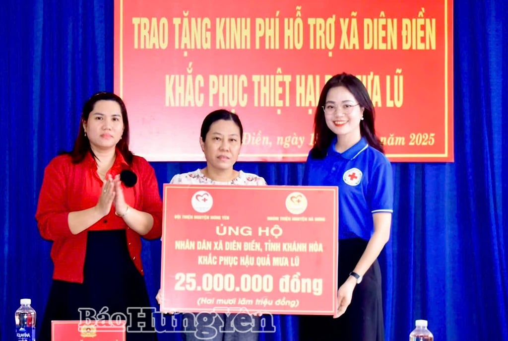 ក្រុមអ្នកស្ម័គ្រចិត្តហឹងអៀនបានបរិច្ចាគអំណោយដើម្បីគាំទ្រឃុំឌៀនឌៀន (ខេត្តខាញ់ហ័រ)។