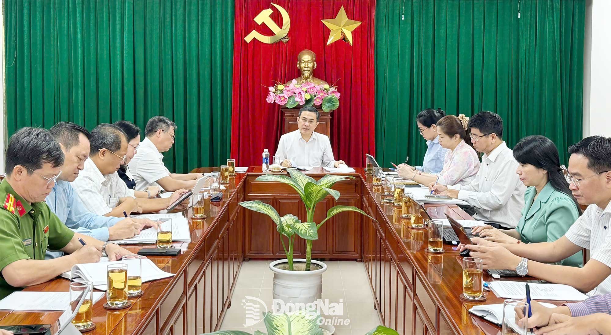 Bei einer Sitzung des ressortübergreifenden Lenkungsausschusses für Lebensmittelsicherheit der Provinz Dong Nai forderte Le Truong Son, Mitglied des Ständigen Parteikomitees der Provinz und stellvertretender Vorsitzender des Volkskomitees der Provinz Dong Nai, die Ministerien und Behörden auf, den Kampf gegen gefälschte und geschmuggelte Waren im Gesundheitswesen zu intensivieren. (Foto: Hanh Dung)