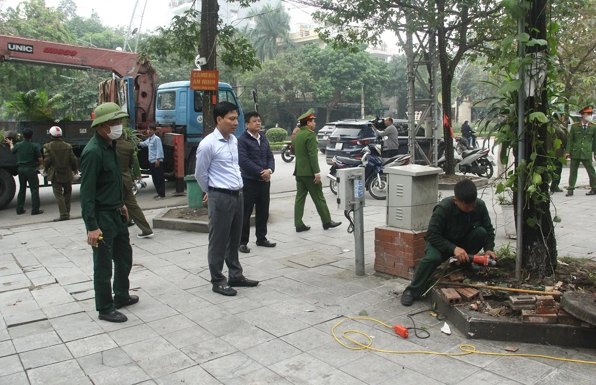 Hac Thanh-avdelningen inspekterar återställandet av stadsordning, allmän ordning och miljösanering.