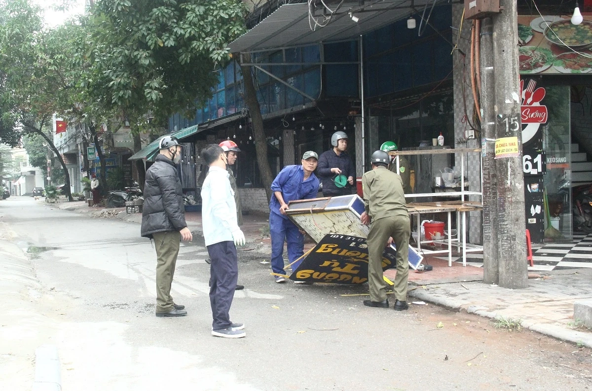 Hac Thanh-avdelningen inspekterar återställandet av stadsordning, allmän ordning och miljösanering.