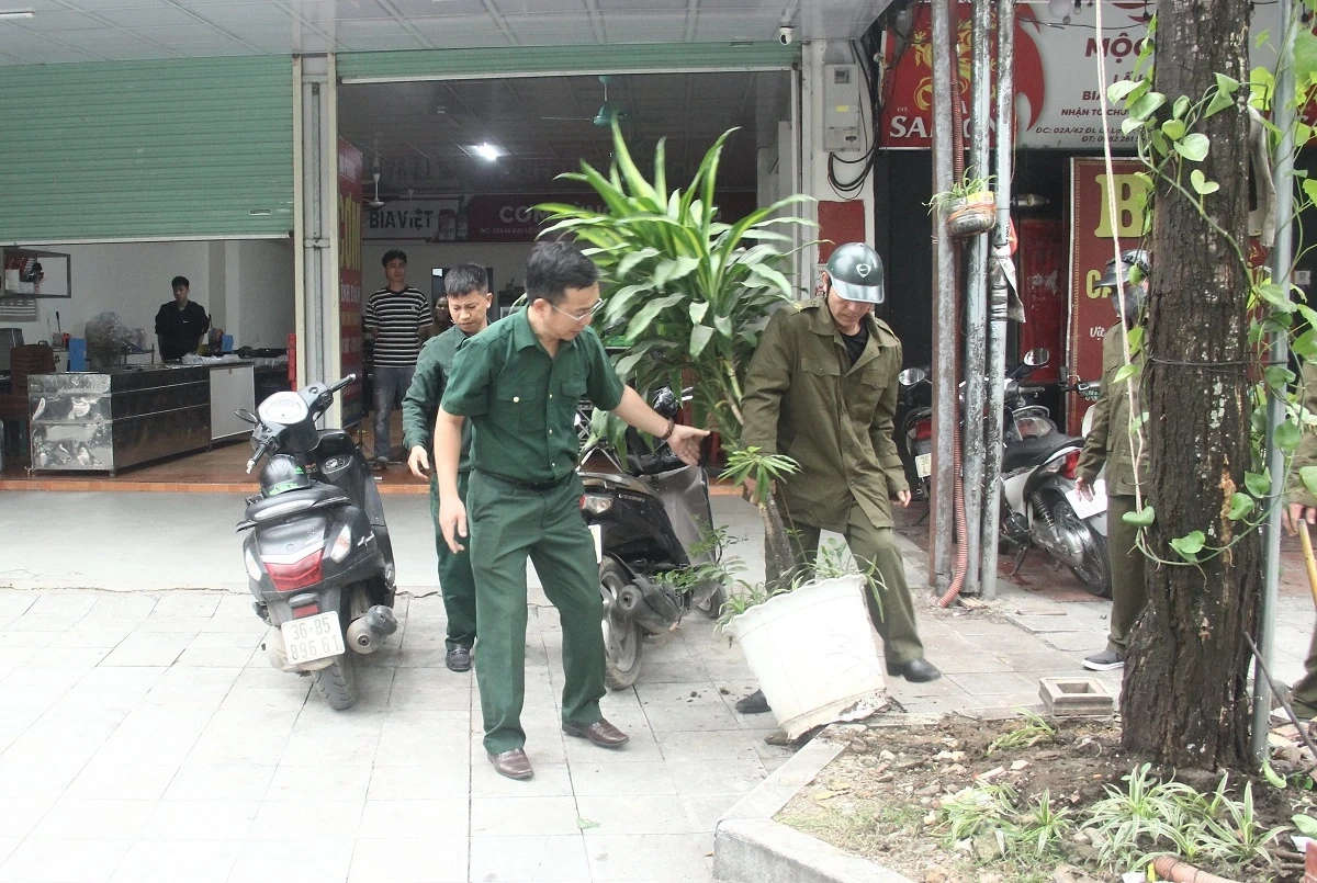 Hac Thanh-avdelningen inspekterar återställandet av stadsordning, allmän ordning och miljösanering.