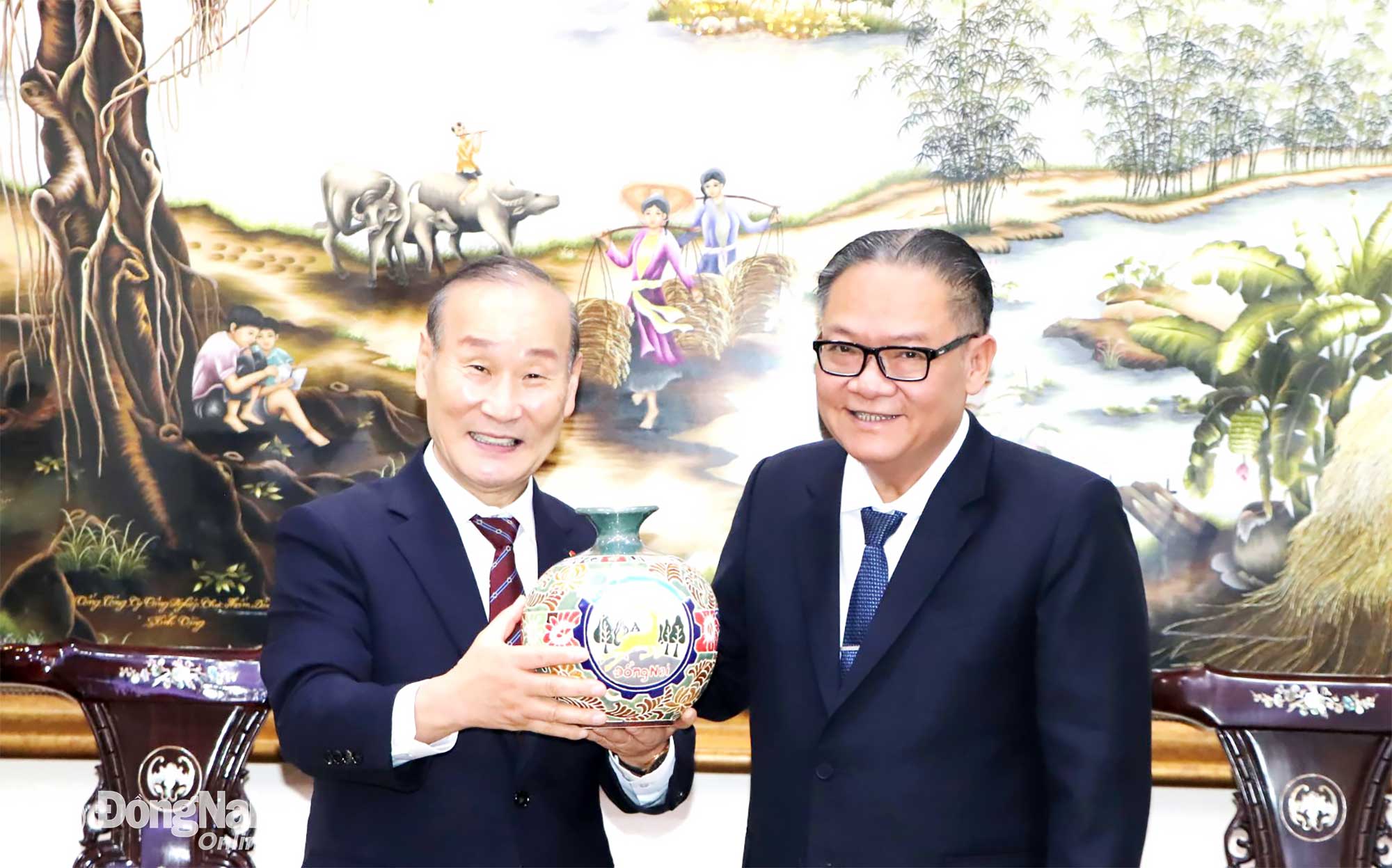 សមមិត្ត ង្វៀន គីមឡុង សមាជិកគណៈកម្មាធិការអចិន្ត្រៃយ៍នៃគណៈកម្មាធិការបក្សខេត្ត និងជាអនុប្រធានអចិន្ត្រៃយ៍នៃគណៈកម្មាធិការប្រជាជនខេត្តដុងណៃ ប្រគល់អំណោយរំលឹកដល់លោក ឆយ ប៊ីយ៉ុងអូ ប្រធានសហព័ន្ធឧស្សាហកម្មវាយនភណ្ឌកូរ៉េ។ រូបថត៖ ង៉ុកលៀន