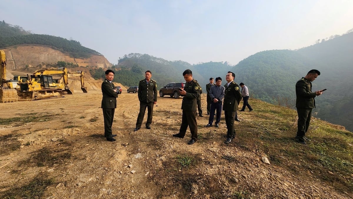 Durante la stagione secca, il rischio di incendi boschivi è molto elevato e i guardaboschi ispezionano e monitorano regolarmente la zona. Foto: Hai Nam