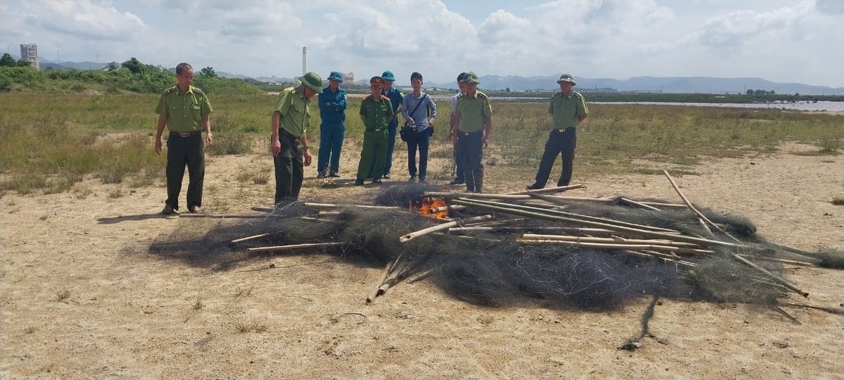 La tutela delle foreste, strettamente legata al sostentamento delle popolazioni, è un problema che necessita sempre di soluzioni e richiede una maggiore responsabilità da parte dell'intera società. Foto: Hai Nam.