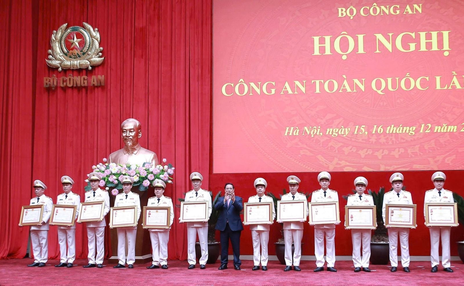 Thủ tướng Phạm Minh Chính trao Huân chương Quân công hạng Nhì và Huân chương Chiến công hạng Nhất tặng các cá nhân. Ảnh: Công an Thanh Hóa.