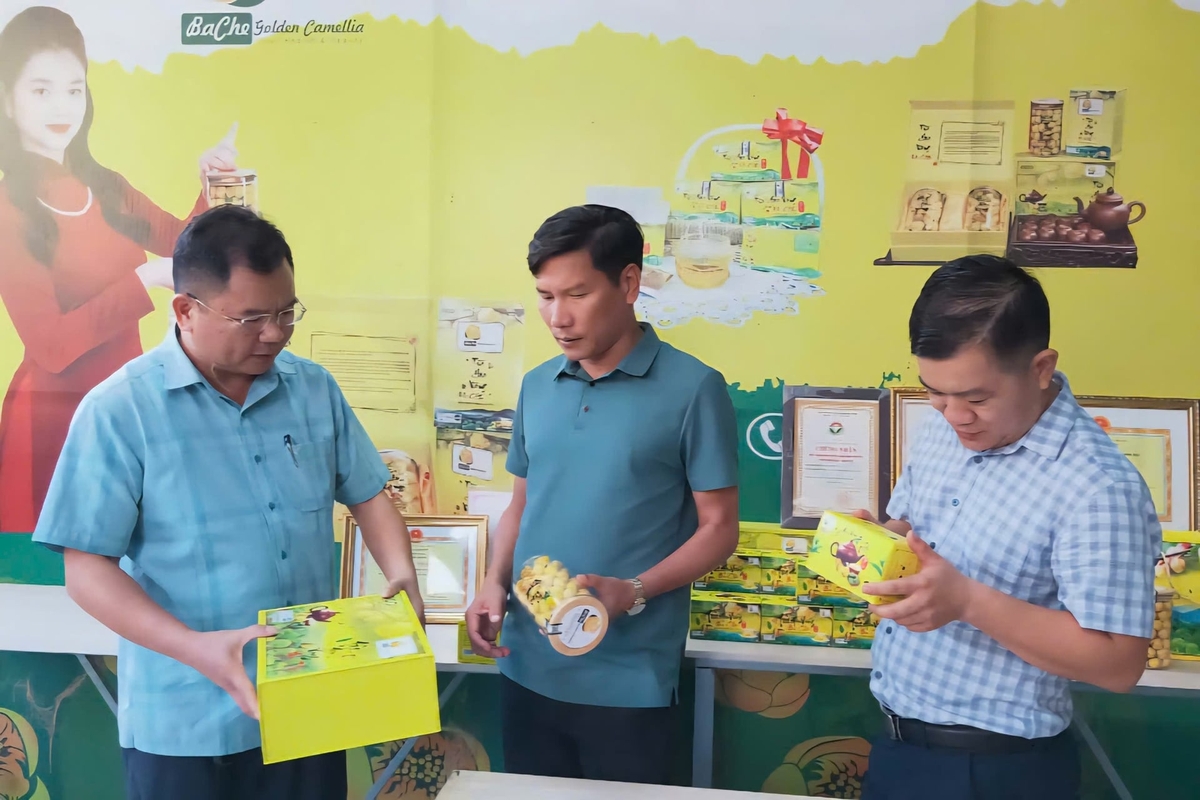 Lãnh đạo xã Ba Chẽ trao đổi, giới thiệu các sản phẩm OCOP đặc hữu của địa phương. Ảnh: Thùy Loan.