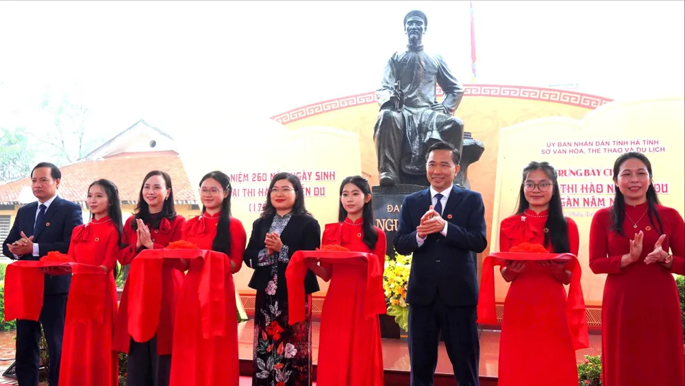 គណៈប្រតិភូ​បាន​ធ្វើ​ពិធី​បើក​ការតាំងពិព័រណ៍​តាម​ប្រធានបទ។