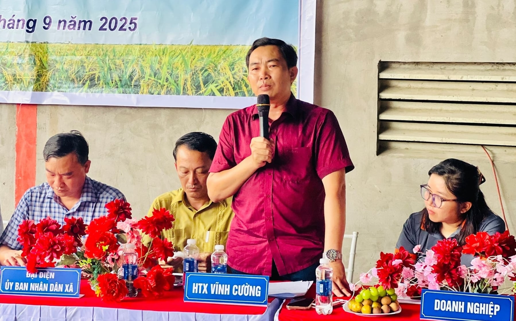 Ông Trịnh Văn Cường, Chủ tịch HĐQT kiêm Giám đốc HTX Vĩnh Cường, phát biểu tại Hội thảo 'Đánh giá sản xuất lúa theo SRP, dư lượng vụ lúa hè thu 2025 và Định hướng sản xuất lúa theo đề án 1 triệu ha' tháng 9/2025. Ảnh: Trọng Linh.