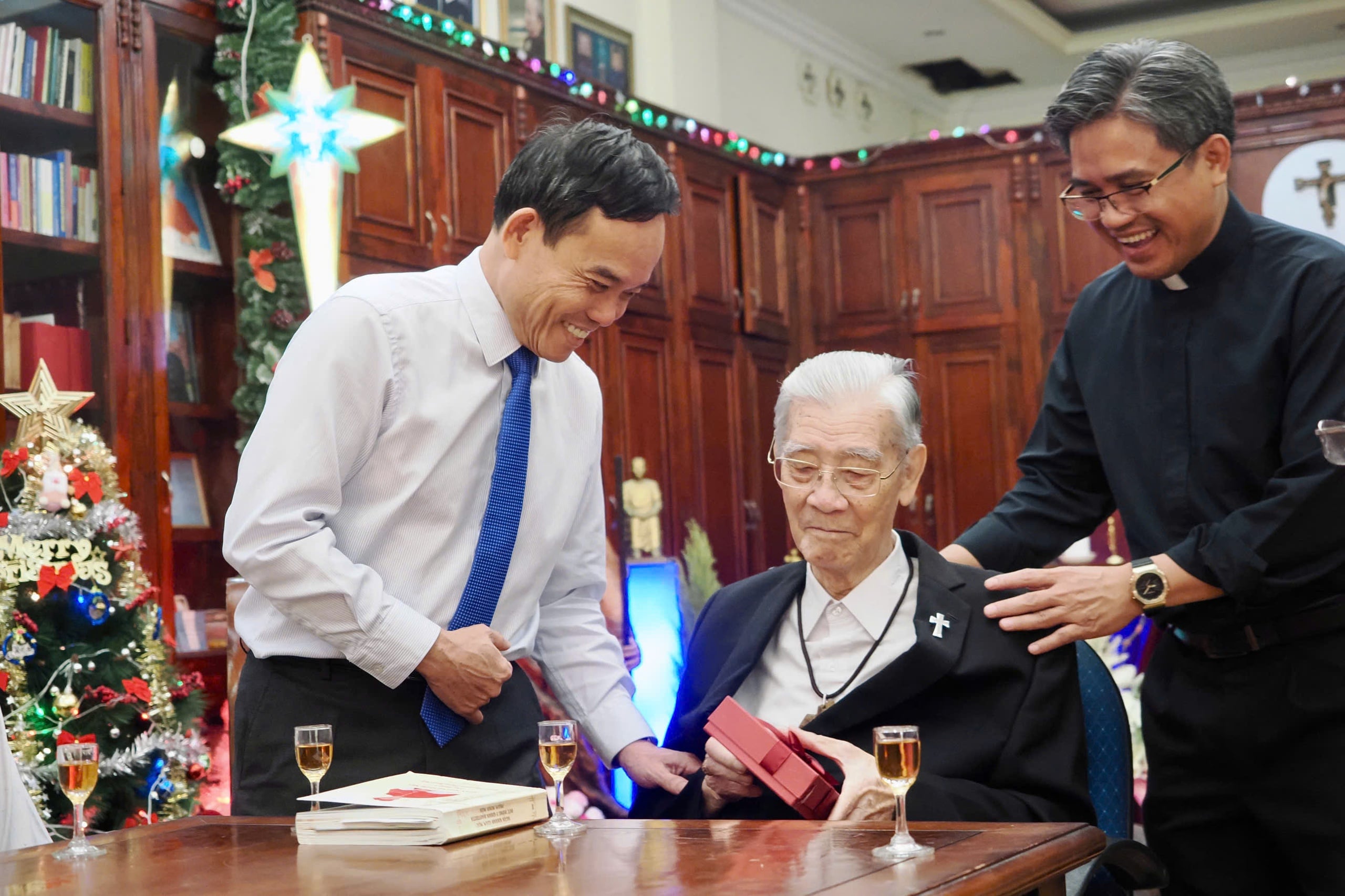 Le secrétaire du comité du Parti de Hô Chi Minh-Ville rend visite à des personnes et leur adresse ses vœux de Noël - Photo 1.