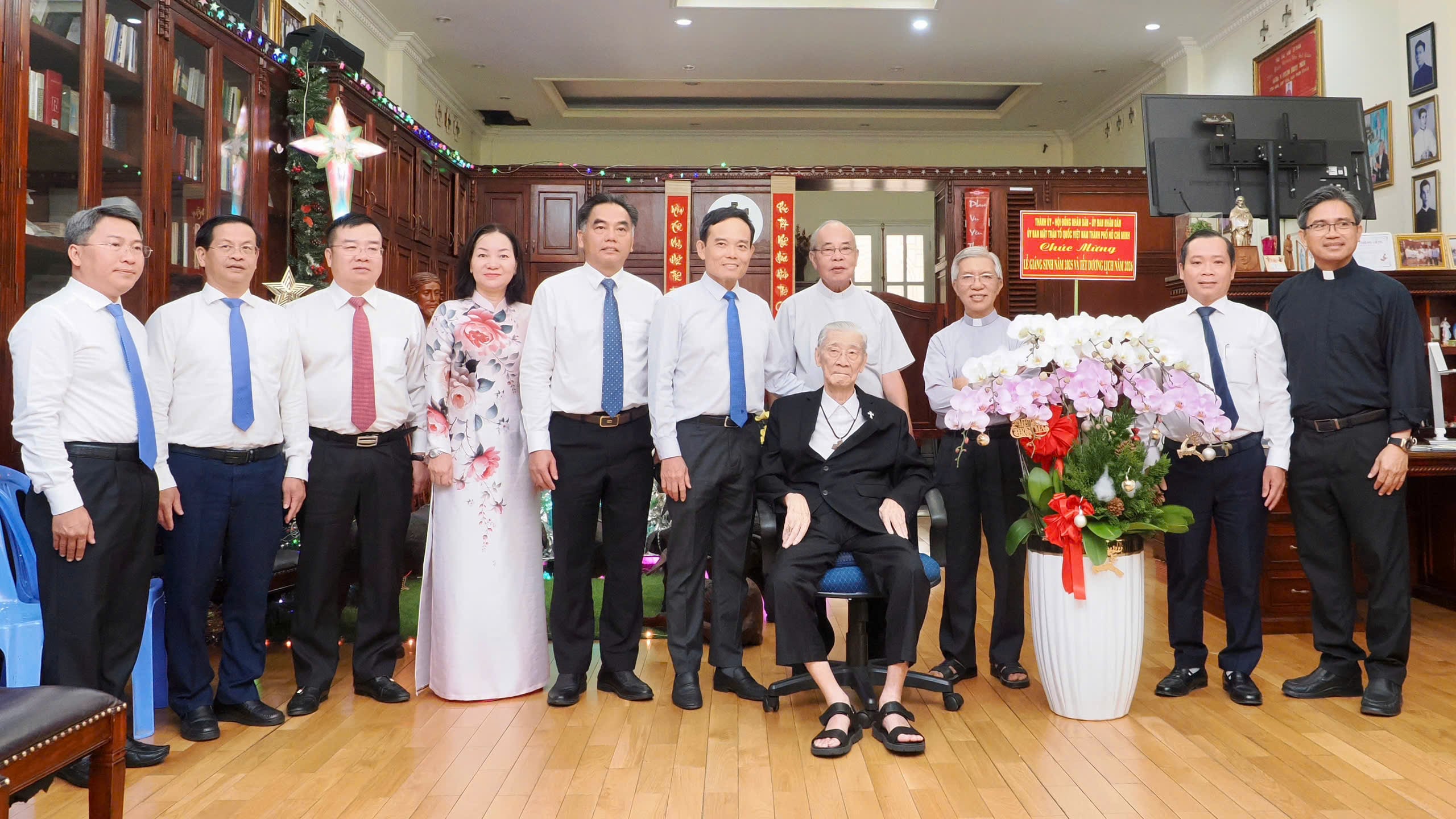 Le secrétaire du comité du Parti de Hô Chi Minh-Ville rend visite à des personnes et leur adresse ses vœux de Noël - Photo 2.