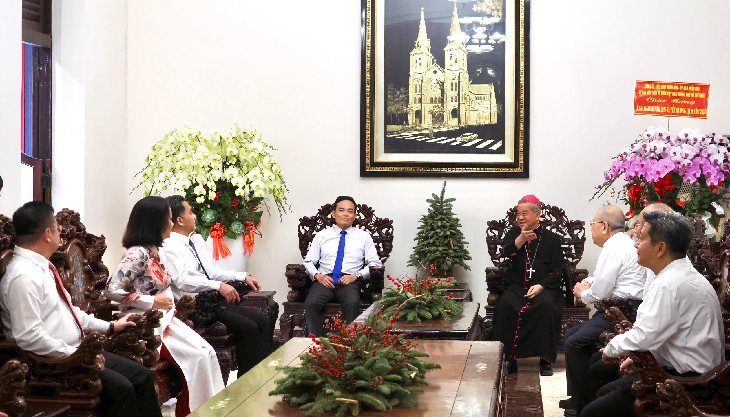 Le secrétaire du comité du Parti de Ho Chi Minh-Ville rend visite à des personnes et leur adresse ses félicitations à l'occasion de Noël - Photo 3.