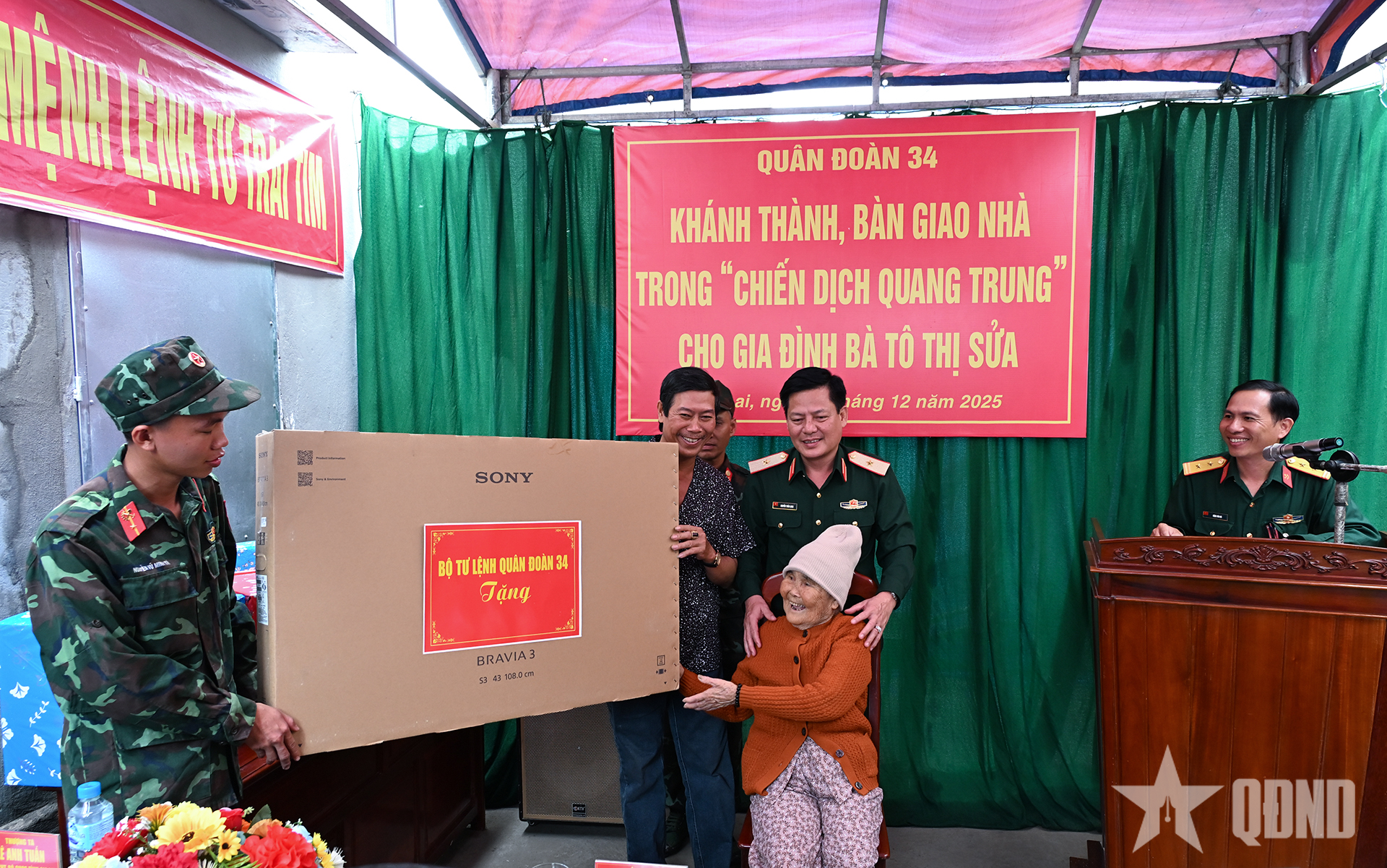 ឧត្តមសេនីយ៍ឯក ង្វៀន ត្រឹនឡុង អនុប្រធានគណៈកម្មការនយោបាយនៃកងពលធំទ័ពលេខ ៣៤ ប្រគល់អំណោយដល់ក្រុមគ្រួសារលោកស្រី តូ ធី សួ។