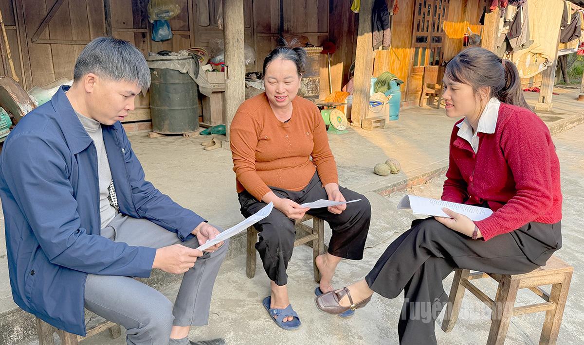 បុគ្គលល្បីៗនៅក្នុងឃុំហុងថៃ ផ្សព្វផ្សាយគោលនយោបាយដល់ប្រជាជនដោយភាពជិតស្និទ្ធ និងមានប្រសិទ្ធភាព។
