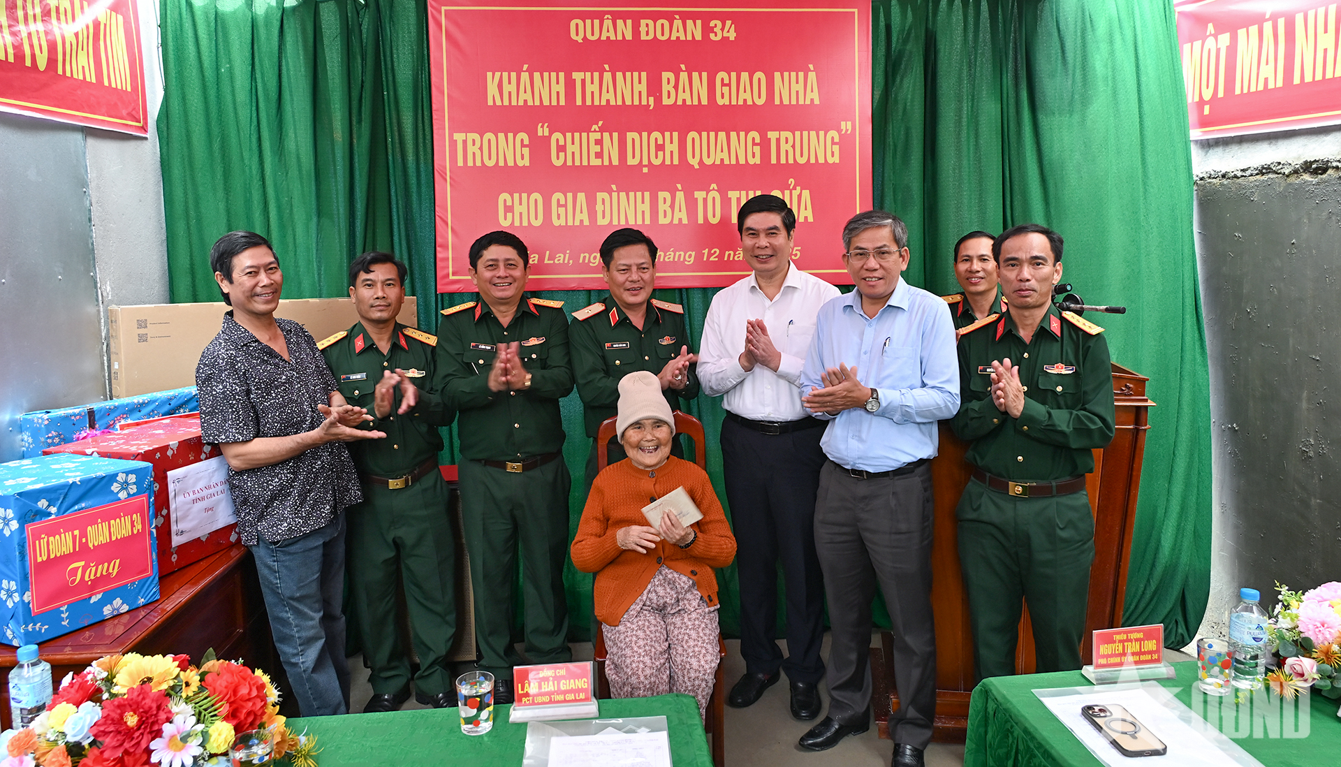 ថ្នាក់ដឹកនាំនៃកងពលតូចទ័ពលេខ ៣៤ ខេត្តយ៉ាឡាយ រួមទាំងស្ថាប័ន និងអង្គភាពផ្សេងៗបានថតរូបអនុស្សាវរីយ៍ជាមួយក្រុមគ្រួសារលោកស្រី តូ ធី សៅ។