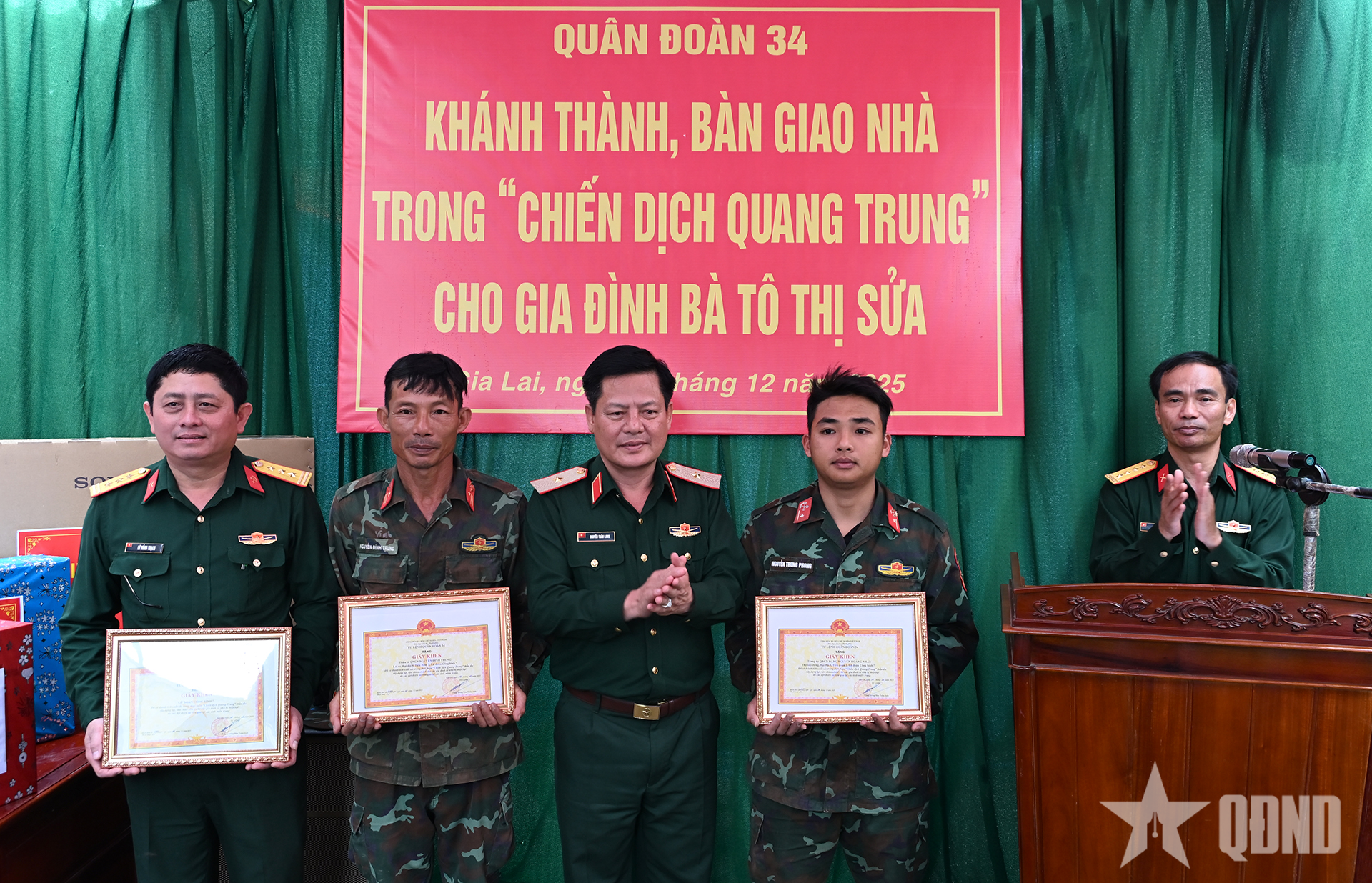 ឧត្តមសេនីយ៍ឯក ង្វៀន ត្រឹនឡុង បានប្រគល់ប័ណ្ណសរសើរដល់កងពលតូចវិស្វកម្មលេខ ៧ និងបុគ្គលមកពីអង្គភាព។