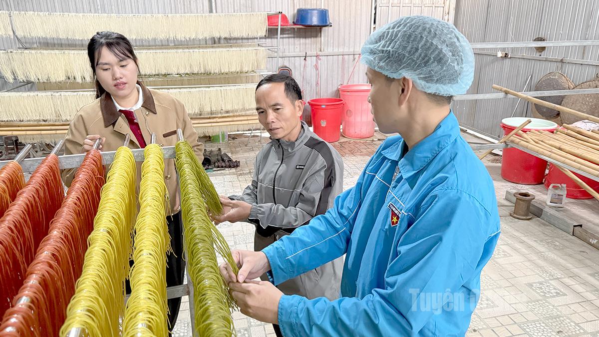 បុគ្គលល្បីៗនៅក្នុងឃុំហុងថៃកំពុងចលនាប្រជាជនឱ្យផ្លាស់ប្តូរផ្នត់គំនិត និងវិធីសាស្រ្តរបស់ពួកគេចំពោះការអភិវឌ្ឍសេដ្ឋកិច្ច។