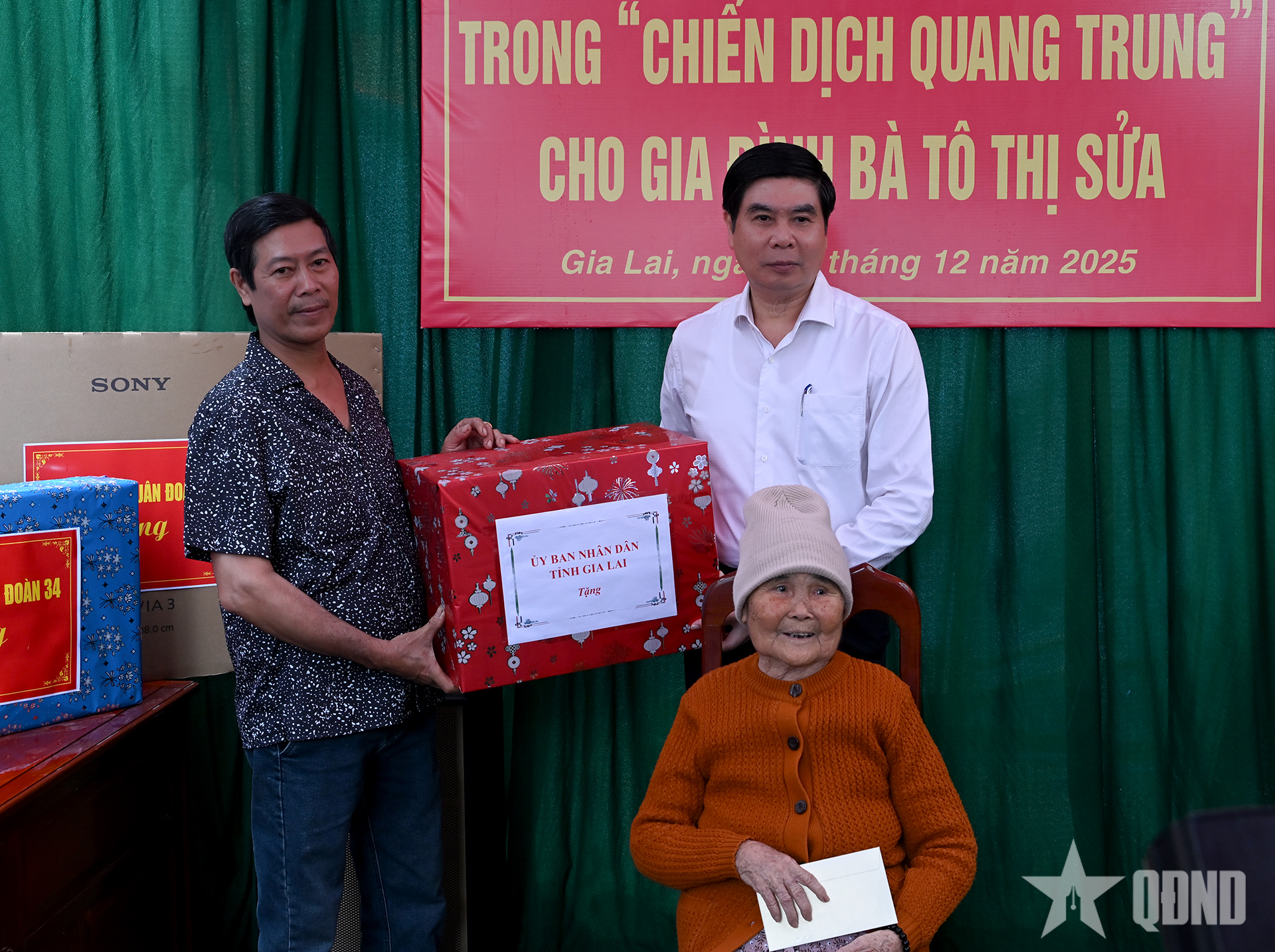 សមមិត្ត ឡាំ ហៃ យ៉ាង អនុប្រធានគណៈកម្មាធិការប្រជាជនខេត្ត យ៉ាឡាយ ប្រគល់អំណោយដល់ក្រុមគ្រួសារលោកស្រី តូ ធី សួ។