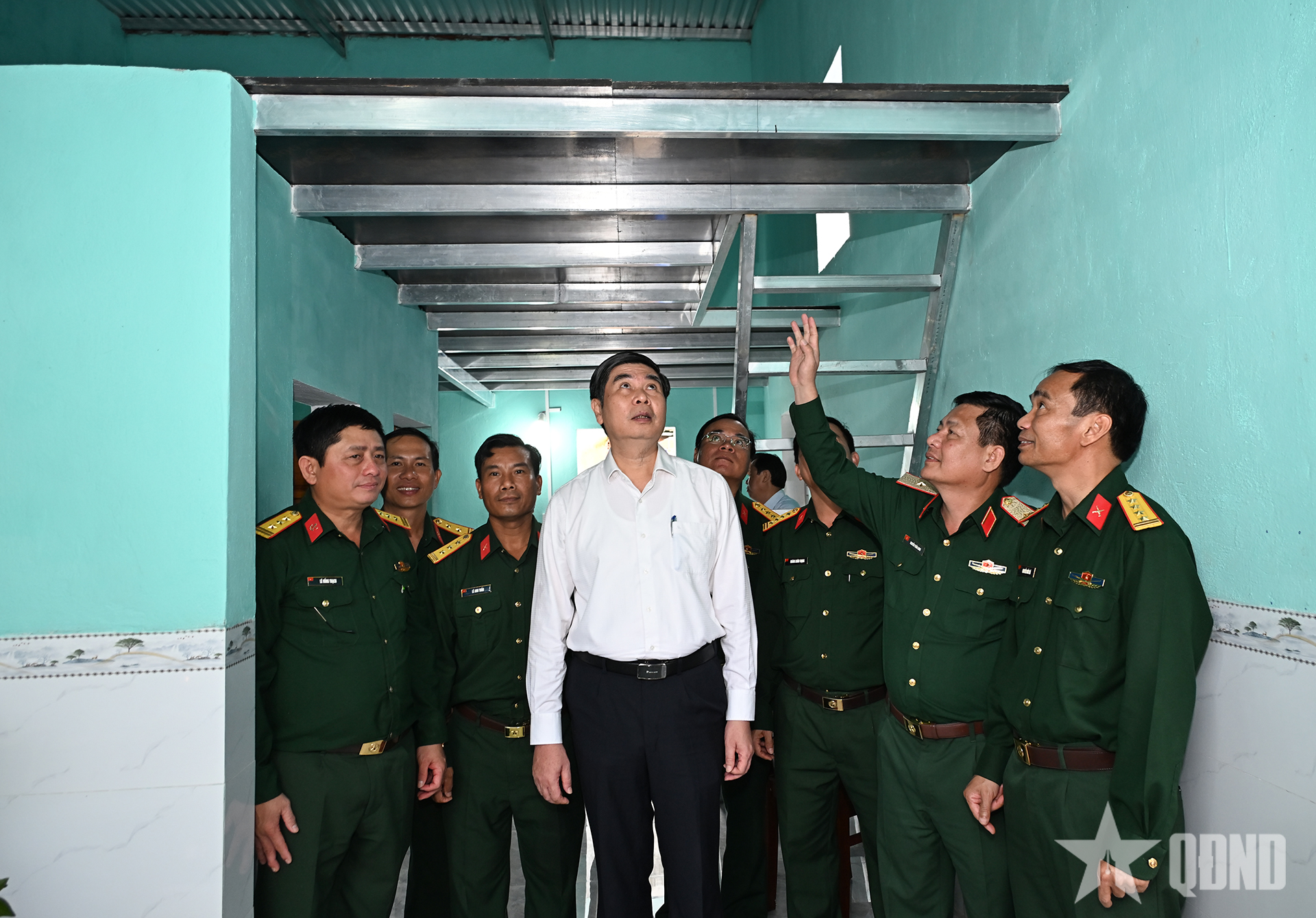 ថ្នាក់ដឹកនាំមកពីអង្គភាព និងមូលដ្ឋានបានទៅទស្សនាផ្ទះរបស់លោកស្រី តូ ធី សួ។