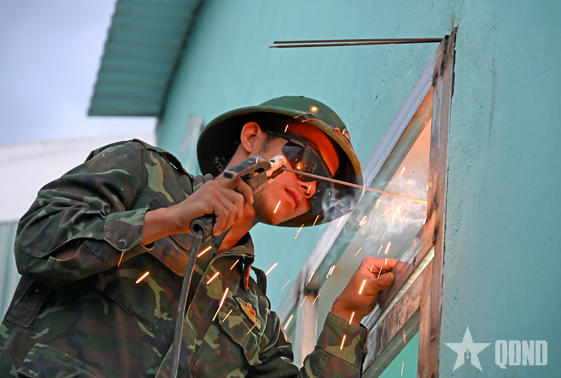 ទាហានមកពីកងពលតូចវិស្វកម្មទី ៧ កំពុងសាងសង់ផ្ទះមួយខ្នងសម្រាប់លោកស្រី តូ ធី សួ។