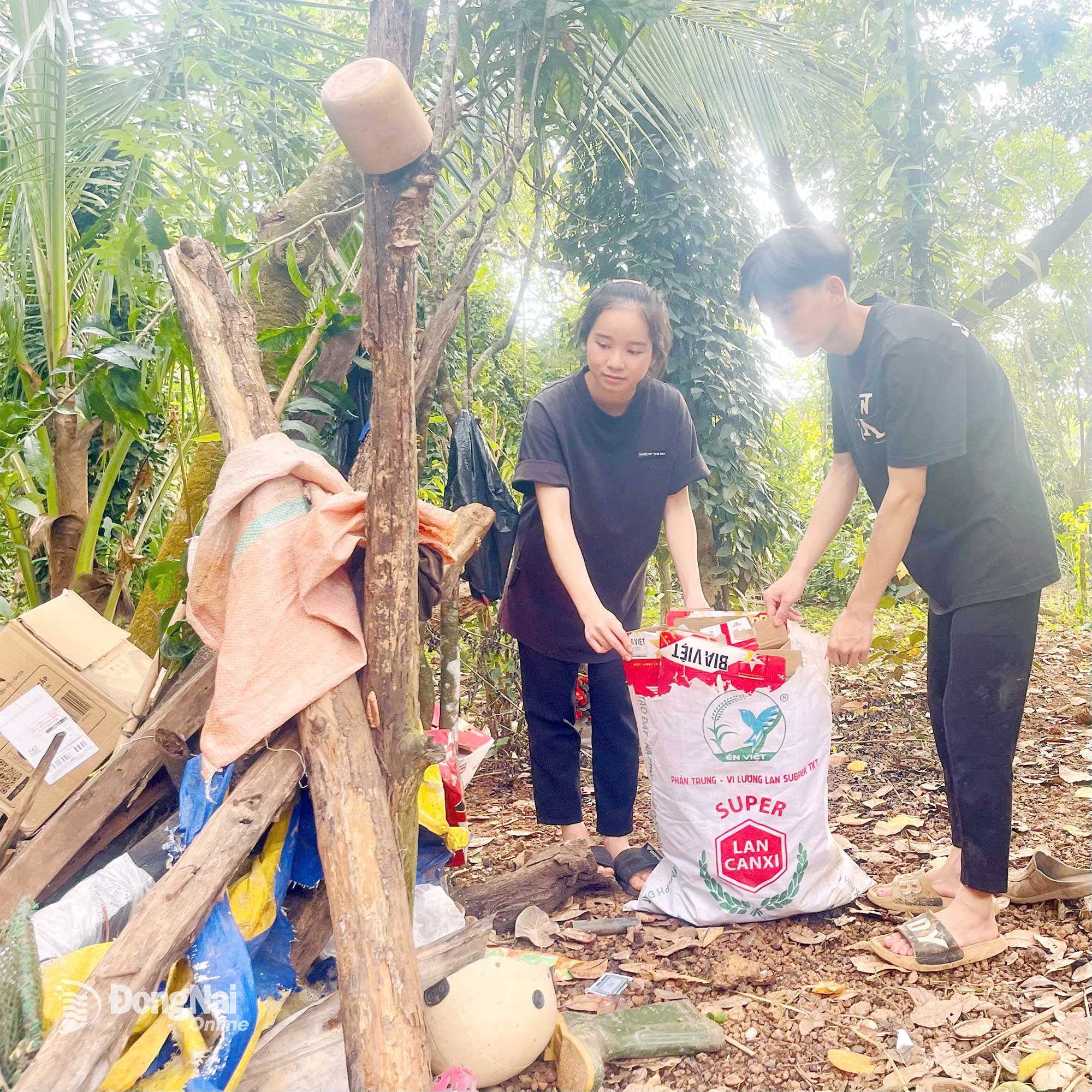ដោយ​កំព្រា​ឪពុកម្ដាយ​ទាំង​សងខាង បងប្អូន​ប្រុស​ទាំង​ពីរ​នាក់​ឥឡូវ​ពឹង​ផ្អែក​គ្នា​ទៅ​វិញ​ទៅ​មក​ដើម្បី​ស៊ូទ្រាំ​នឹង​ព្យុះ​ជីវិត។ រូបថត៖ ធូ ហៀន