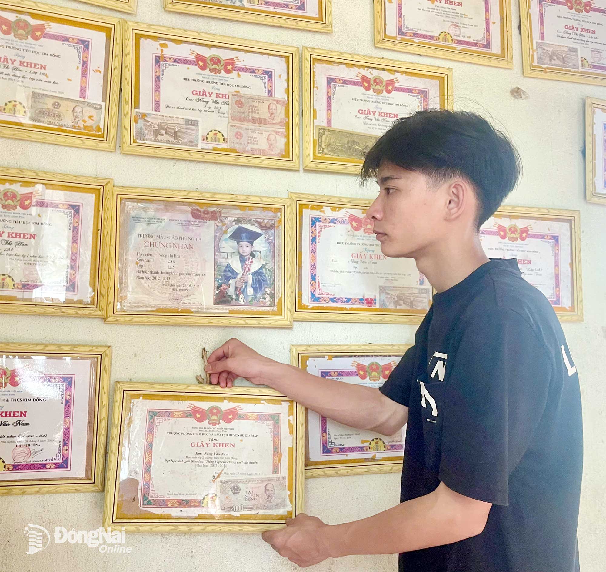 វិញ្ញាបនបត្រ​បញ្ជាក់​ពី​គុណសម្បត្តិ​ទាំងនេះ​គឺជា​ភស្តុតាង​នៃ​ការខិតខំ​ប្រឹងប្រែង​ឥតឈប់ឈរ​របស់​លោក ណាំ។ ឥឡូវនេះ ដោយ​កំព្រា​និង​ក្រីក្រ គាត់​ប្រឈមមុខ​នឹង​ហានិភ័យ​នៃ​ការមិនអាច​ចូលរៀន​នៅ​សាកលវិទ្យាល័យ​បាន។ រូបថត៖ ធូ ហៀន