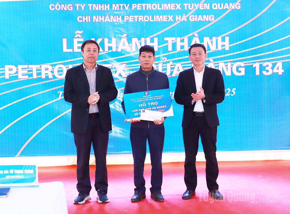 ថ្នាក់ដឹកនាំនៃក្រុមហ៊ុន Petrolimex Tuyen Quang បានផ្តល់អាហារូបករណ៍ដល់សិស្សក្រីក្រនៅក្នុងឃុំ Tan Quang ដែលបានជំនះការលំបាក។
