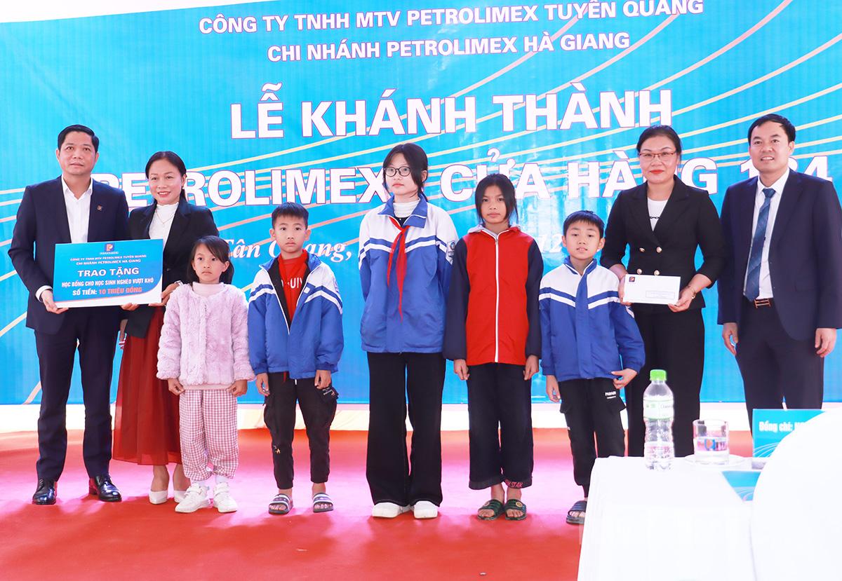 ថ្នាក់ដឹកនាំនៃក្រុមហ៊ុន Petrolimex Tuyen Quang បានផ្តល់អាហារូបករណ៍ដល់សិស្សក្រីក្រនៅក្នុងឃុំ Tan Quang ដែលបានជំនះការលំបាក។