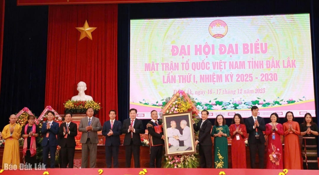 Místopředseda ústředního výboru Vietnamské vlastenecké fronty Truong Thi Ngoc Anh věnoval kongresu obraz.