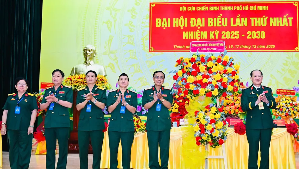 នាយឧត្តមសេនីយ៍ បេ សួនទ្រឿង ប្រធានសមាគមអតីតយុទ្ធជនវៀតណាម ប្រគល់ផ្កាអបអរសាទរសមាជ។ រូបថតដោយ វៀត យុង។