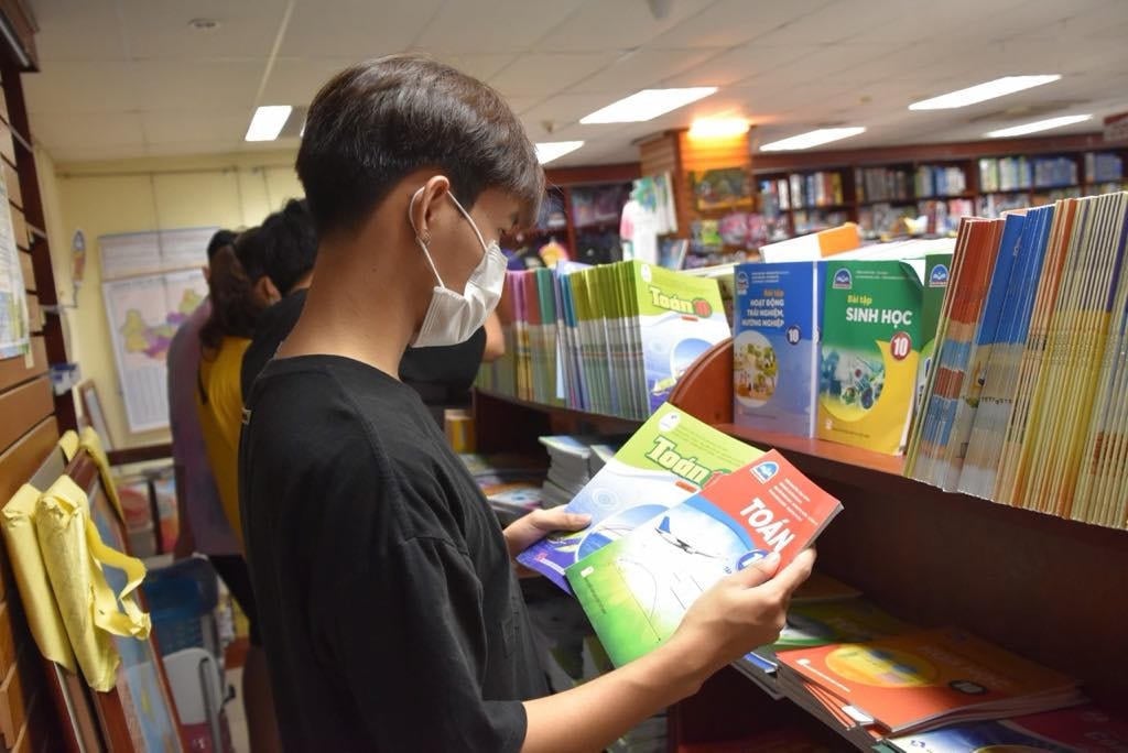 طلباء کتابوں کی دکان پر درسی کتابیں خریدتے ہیں۔